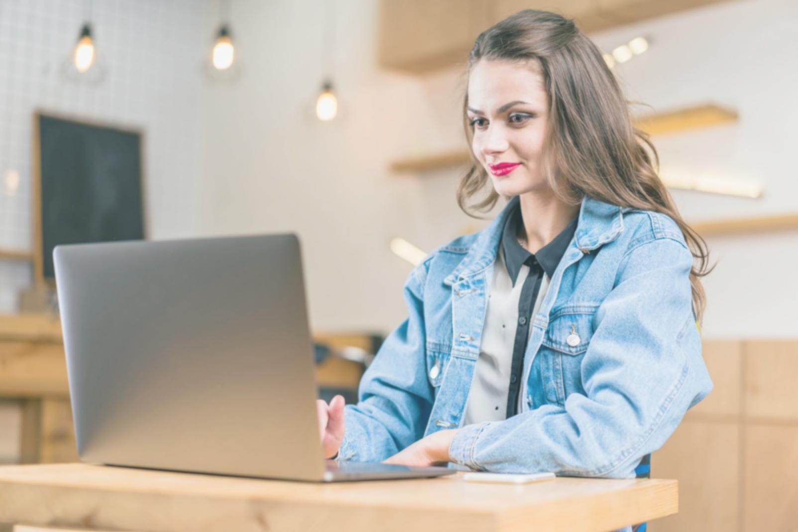 Équipe arejulenaajeon analysant des données financières dans nos bureaux bordelais
